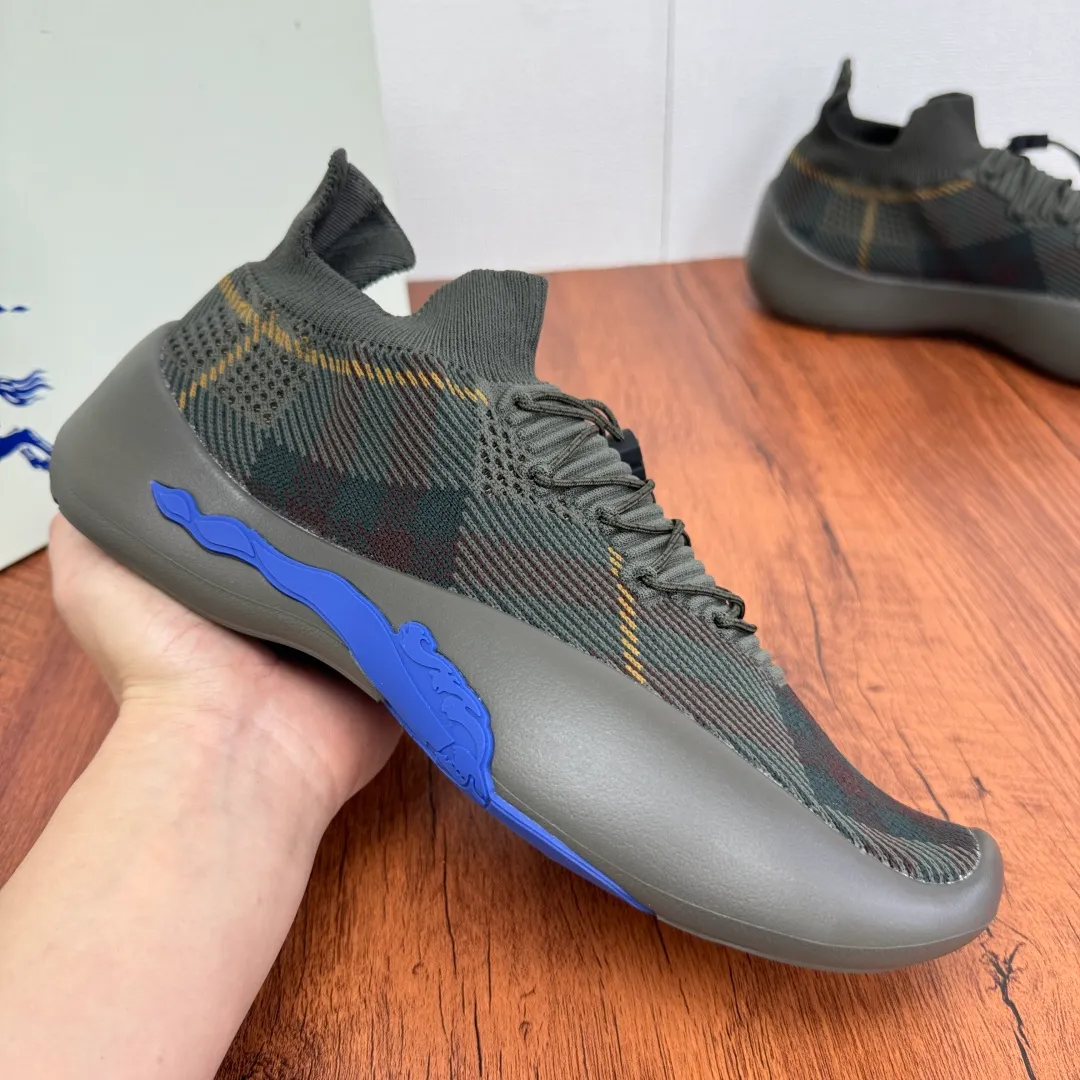 Batch 720 Guangdong high version War Horse series Burberry new men's knitted casual sneakers Burberry's classic yarn inspires the sophistication and sporty taste of this sneaker. The variegated knitted upper is extremely light and elastic, showing a tight appearance on both sides of the shoe, while the toe box adopts the unique "micropore" technology of sports accessories to sublimate breathability. The elasticity of knitwear ensures that shoes fit better and are more comfortable to wear. It is equipped with a lightweight rubber outsole, an unlined design, embellished with branded drawstring accessories, and a combination of pull-on and lace-up styles. It is comfortable and breathable for the upper foot, and comes with a full set of original packaging dust bags! Size: 39-40-41-42-43-44 Leather shoe size Item number: B9368 black gray